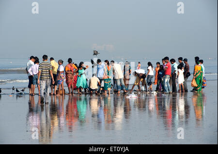 Turisti a Juhu Beach ; Bombay ; Mumbai ; Maharashtra ; India ; Asia Foto Stock