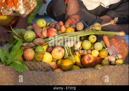 Offerta di frutta e verdura per il culto del dala chhath puja alla spiaggia di juhu ; Bombay ; Mumbai ; Maharashtra ; India ; Asia Foto Stock