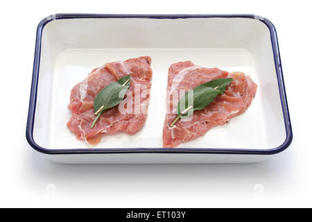 Saltimbocca ingredienti ( di vitello, prosciutto e salvia) su butcher vassoio Foto Stock