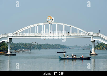 Ponte sopra la barca in acque posteriori ; Kollam ad Alleppey ; Alappuzha ; Kerala ; India ; Asia Foto Stock