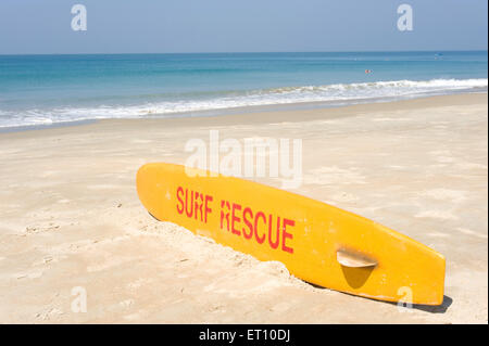 Tavola da surf di bagnino mantenuta sulla sabbia a colva beach ; Goa ; India Foto Stock