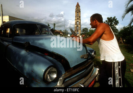 Blu classico 1959 bellissima Chevy convertibile. Torre di avvistamento (1816), la Valle de los Ingenios, Cuba. Hazienda e Torre de Iznaga la Valle de los Ingenios Prov. Sancti Spiritus Cuba. Foto Stock