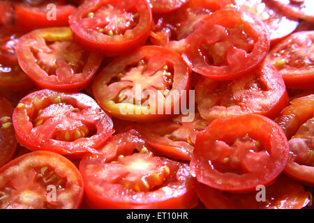 Ortaggi ; pomodori tamatar fette lycopersicum esculeutum o Solanum lycopersicum Foto Stock