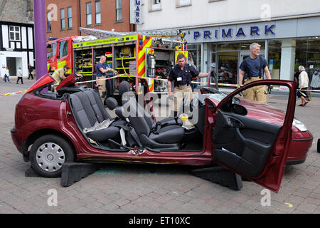 La Loughborough vigili del fuoco tagliare il tetto di una vettura come parte di una strada di dimostrazione di sicurezza Foto Stock