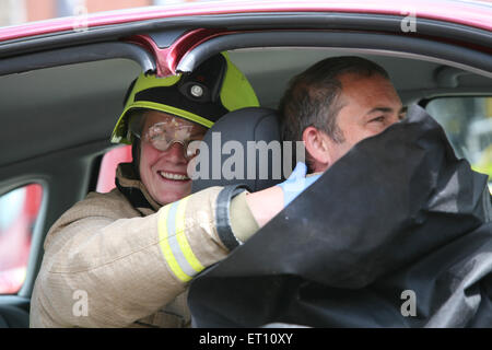 La Loughborough vigili del fuoco tagliare il tetto di una vettura come parte di una strada di dimostrazione di sicurezza Foto Stock