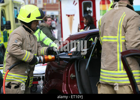 La Loughborough vigili del fuoco tagliare il tetto di una vettura come parte di una strada di dimostrazione di sicurezza Foto Stock