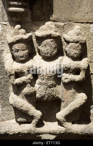 Scultura di uomo con consorti Trishund Mayureshshwar Ganesh Temple Pune Maharashtra India Asia Foto Stock