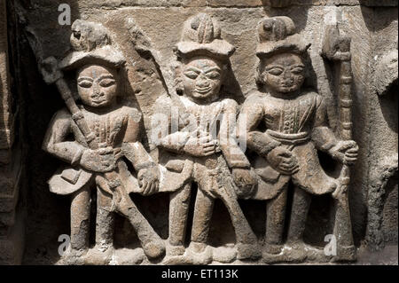 Sculture di soldati inglesi Trishund Mayureshshwar Ganesh Tempio a Pune Maharashtra India Asia Foto Stock