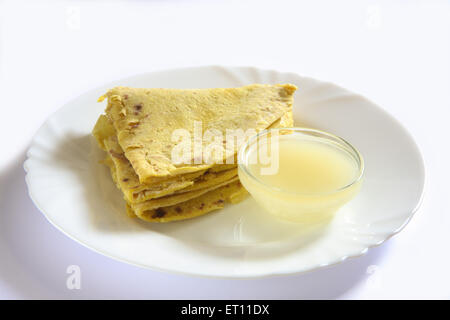 Puran puri, Puran poli, Holige, Obbattu, Bobbattlu, Poley, Bakshamulu, pane piatto dolce indiano, ghee di mucca, ciotola di vetro, piastra in ceramica, sfondo bianco Foto Stock