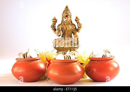 Indiano shree dea Lakshmi ; dea della fortuna ; lustre e ricchezza ; pentole con monete ; India Foto Stock