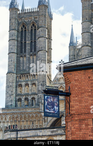 Magna Carta segno pub di fronte Cattedrale di Lincoln. Ripida collina, Lincoln, Lincolnshire, Inghilterra Foto Stock