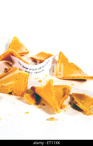 Rotture di fortune cookie con fortune mostra - sfondo bianco. Foto Stock