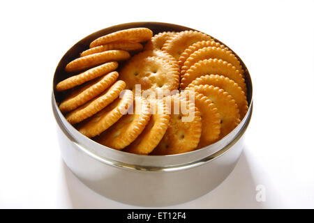Biscotto salato di parte Monaco in contenitore di acciaio , India , asia Foto Stock