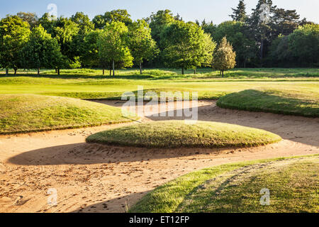 Un bunker su un tipico campo da golf in inizio di mattina di sole. Foto Stock