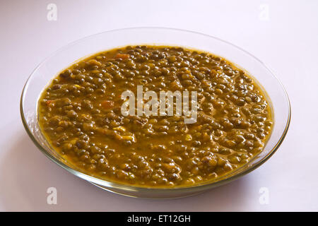 Indian masoor dal red grammo zuppa di lenticchie in recipiente di vetro su sfondo bianco 21 Aprile 2010 Foto Stock
