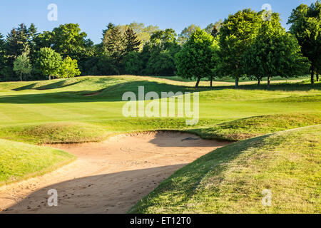 Un bunker su un tipico campo da golf in inizio di mattina di sole. Foto Stock