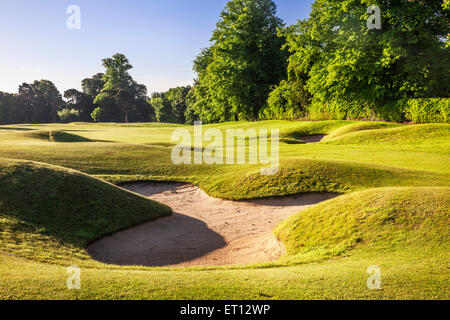 Un bunker su un tipico campo da golf in inizio di mattina di sole. Foto Stock