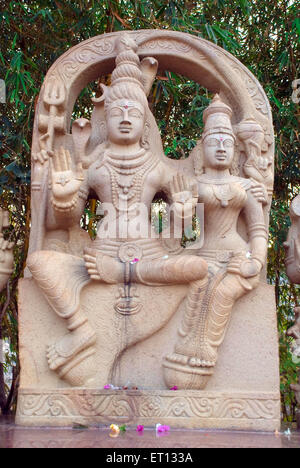 Statua del Signore Shiva Parvati ; tempio di Keesaragutta ; Hyderabad ; Andhra Pradesh ; Telangana ; India Foto Stock