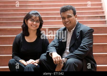 Studenti Chandrani Chakraborty e Abhishek Mitra presso la Scuola indiana d'affari di Hyderabad ; Andhra Pradesh ; Telangana ; India Foto Stock