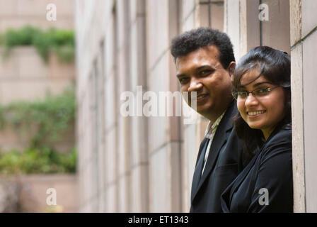 Studenti Chandrani Chakraborty e Abhishek Mitra presso la Scuola indiana d'affari di Hyderabad ; Andhra Pradesh ; Telangana; India Foto Stock