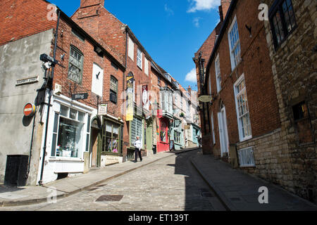 Negozi ed edifici, ripida collina, Lincoln, Lincolnshire, Inghilterra Foto Stock