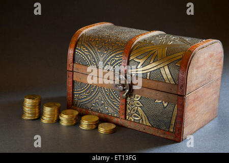 Jewel box con monete d'oro Foto Stock