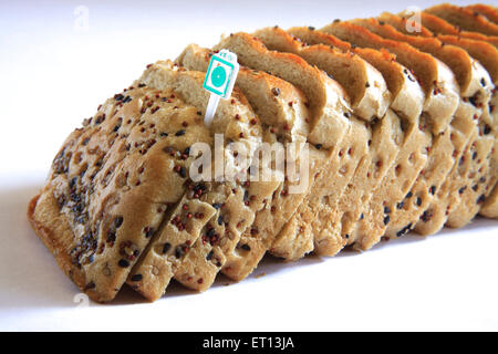 Multigrain puro frumento vegetariano fette di pane bianco e di semi di sesamo nero su sfondo bianco Foto Stock