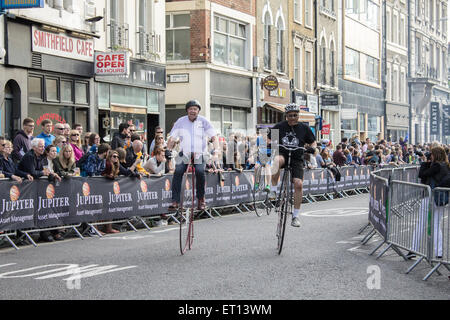 LONDRA, REGNO UNITO, 6 GIUGNO 2015 - i ciclisti si sfidano alla Penny Farthing Race di Smithfield, a Londra Nocturne. Foto Stock