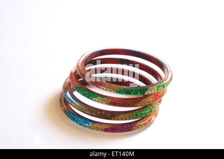 Colorati bangle di vetro su sfondo bianco Foto Stock