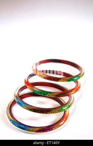 Colorati bangle di vetro su sfondo bianco Foto Stock