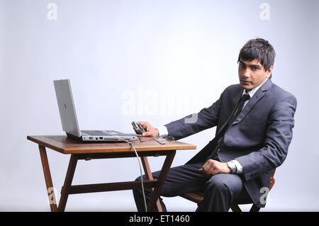 Uomo in abbigliamento formale seduti nella parte anteriore del computer portatile signor#719G Foto Stock