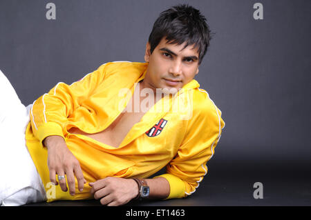 Uomo in aperto maglia gialla signor#719G Foto Stock