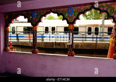 Metro treno visto dall'interno del tempio di hanuman panchkuan road ; Nuova Delhi ; India Foto Stock