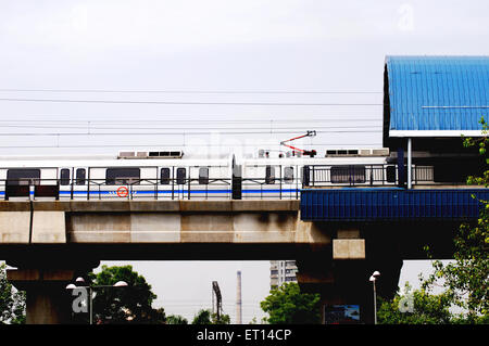 Treno della metropolitana a Pragati Maidan alla stazione di New Delhi ; India Foto Stock