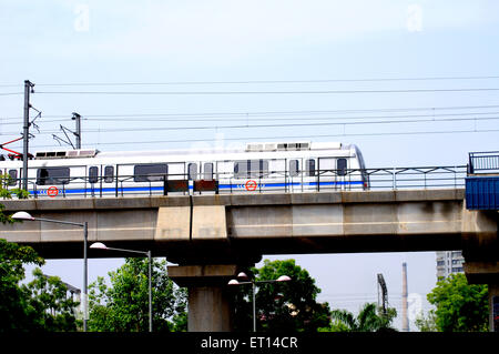 Metropolitana di Delhi, sistema della metropolitana, treno della metropolitana alla stazione di Pragati Maidan a Nuova Delhi ; India ; sistema di transito rapido di massa Foto Stock