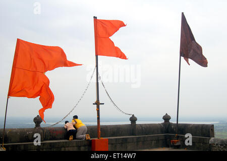 Bandiere arancioni battenti sulla parete del tempio vithobha Jejury ; ; ; Pune Maharashtra ; India Foto Stock