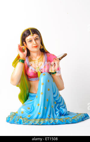 Figurine di argilla ; statua di Rajasthani giovane ragazza di indossare orecchini con specchio nella mano sinistra Foto Stock