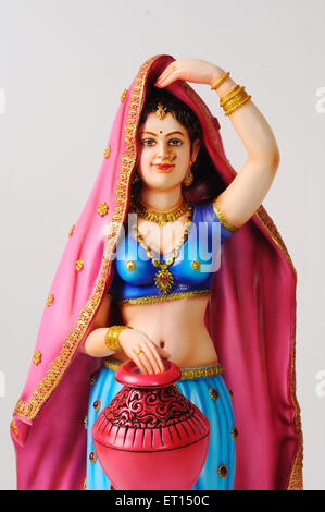 Figurine di argilla ; statua di Rajasthani ragazza giovane con sari pallu sulla sua testa e la holding pot colorati Foto Stock