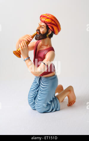 Figurine di argilla ; statua del musicista di Rajasthani giocando shehnai Foto Stock