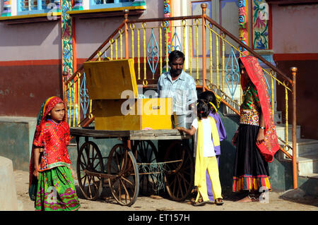 Rural gelato venditore al Mindiyada vicino Anjaar ; ; Kutch Gujarat ; India n. MR Foto Stock