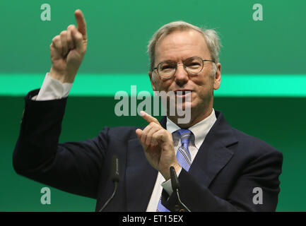 Berlino, Germania. Decimo Giugno, 2015. Eric Schmidt, presidente esecutivo di Google, parla durante la Noè conferenza Internet presso il Tempodrom di Berlino, Germania, 10 giugno 2015. Gli imprenditori provenienti da diversi settori discuterà la trasformazione digitale durante i due giorni della conferenza. Foto: STEPHANIE PILICK/dpa/Alamy Live News Foto Stock