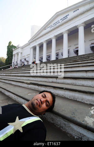 L'uomo sui gradini della società asiatica Membro della Biblioteca centrale di Municipio ; Mumbai Bombay ; Maharashtra ; India n. MR Foto Stock