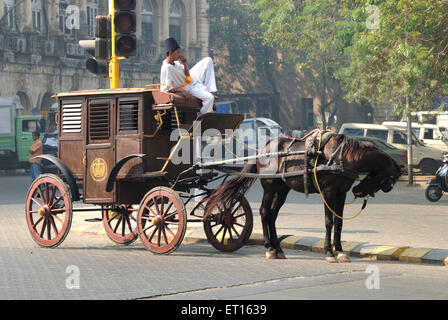 Il vecchio cavallo azionato il carrello ; Mumbai Bombay ; Maharashtra ; India Foto Stock