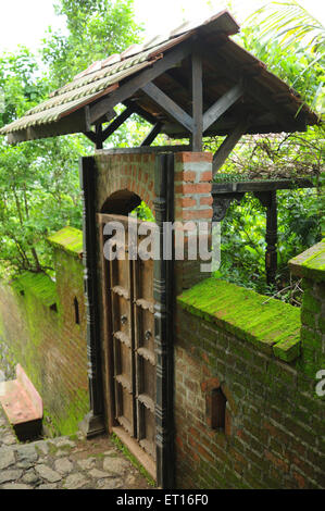 Porta d'ingresso della vecchia casa di villaggio, Pen, Maharashtra, India Foto Stock