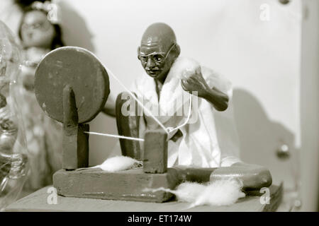 Statua del Mahatma Gandhi lavorando su Charkha Maharashtra India Asia Foto Stock