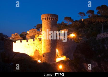 La città medievale di Tossa de Mar di notte. Foto Stock