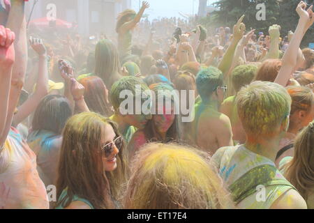 La folla di ballare i giovani con polveri colorate sotto le teste sul colore santo Fest, Giugno 7, 2015, Minsk, Bielorussia Foto Stock