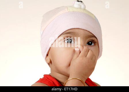 Indian baby boy bambino premendo il suo naso e sfondo bianco - signor#512 - 150189 rmm Foto Stock