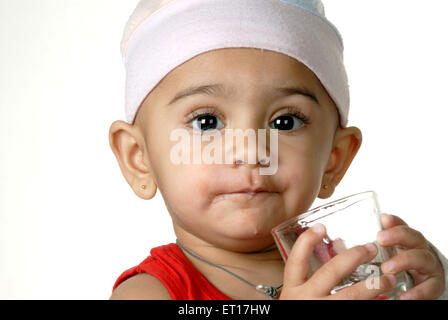 Indian baby boy bambino acqua potabile - signor#512 - 150200 rmm Foto Stock