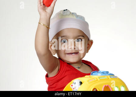 Baby boy giocando ; Mumbai Bombay ; Maharashtra ; India Signor#512 Foto Stock